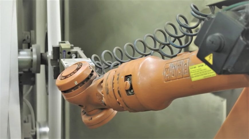 KUKA Roboter verpassen Küchenmessern den richtigen Schliff